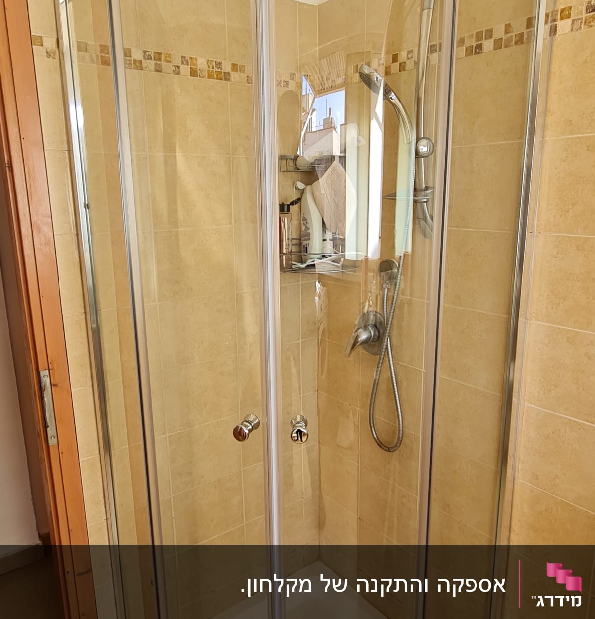 מקלחון זכוכית עם דלתות הזזה וברז מקלחת